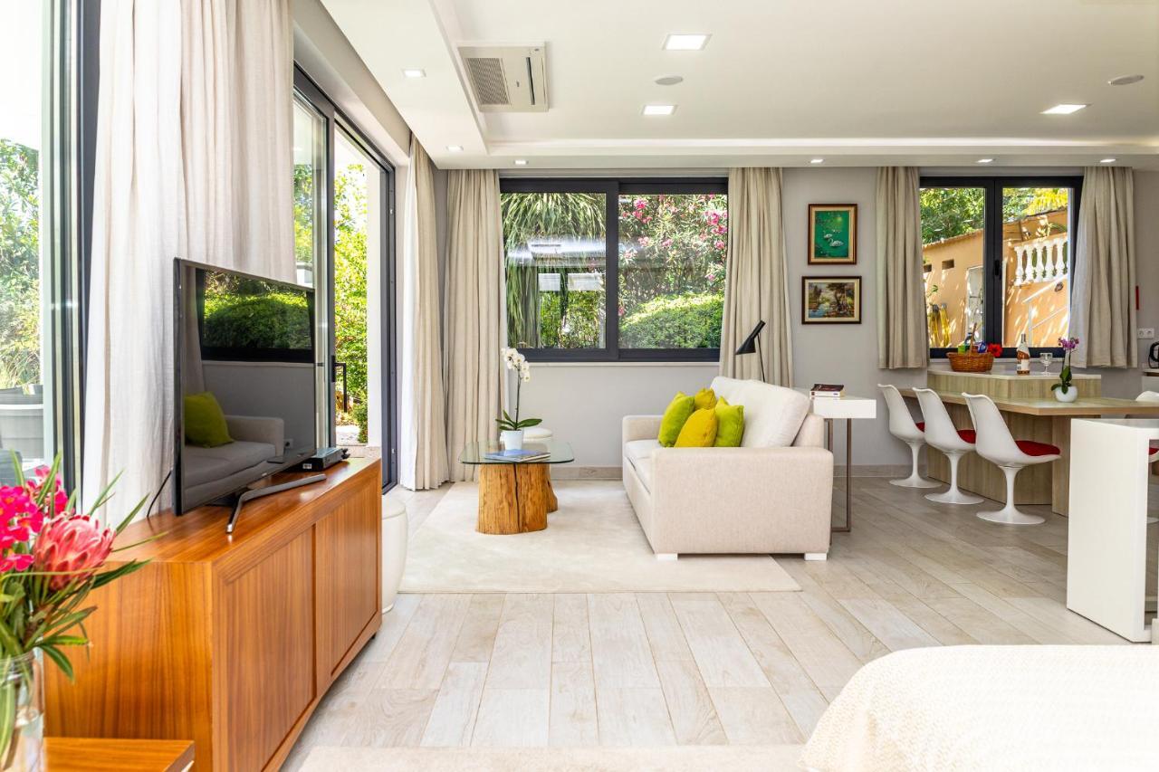 Deluxe Two-Bedroom Apartment Garden