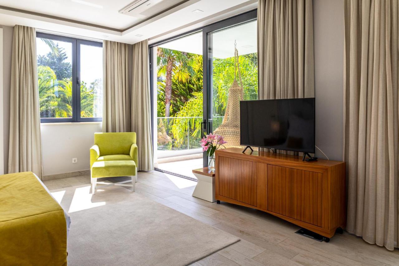 Deluxe One-Bedroom Apartment