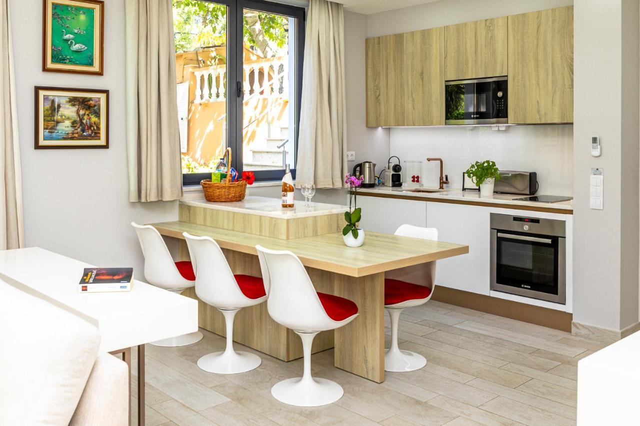 Deluxe Two-Bedroom Apartment Garden