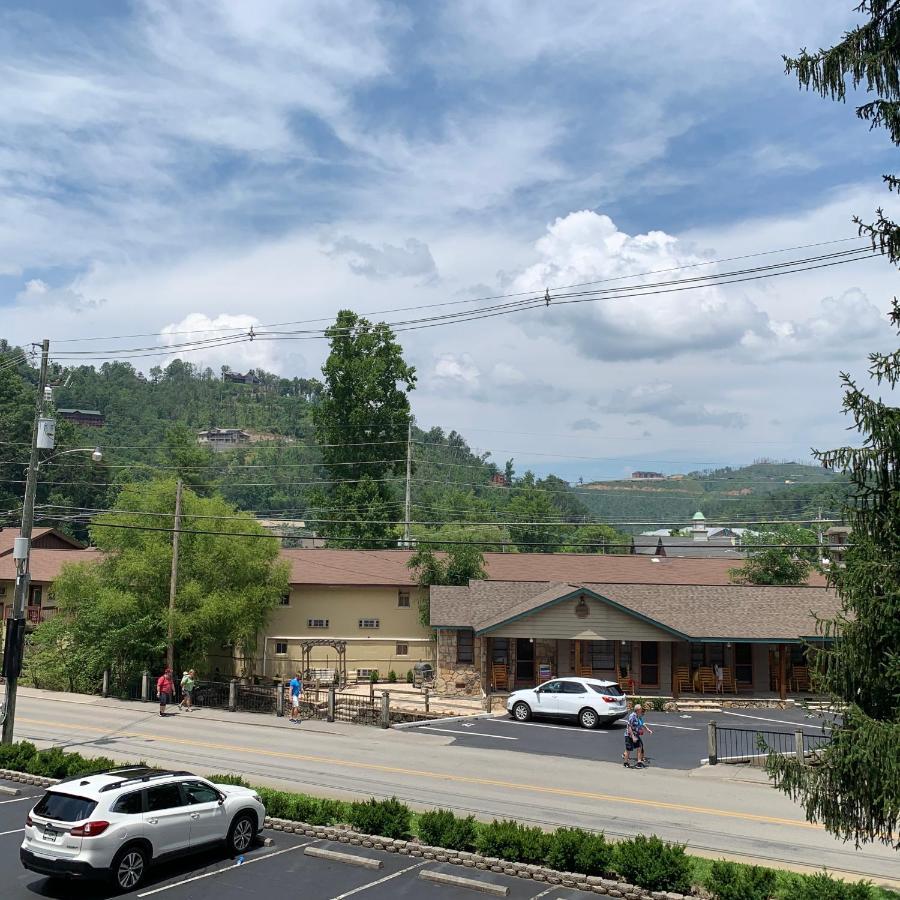 Olde Gatlinburg 203