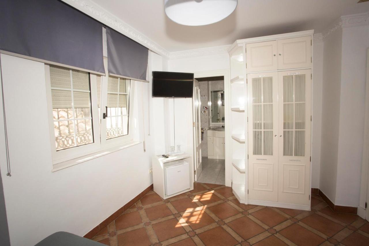 Twin Room Private Bathroom