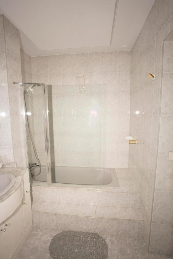 Twin Room Private Bathroom