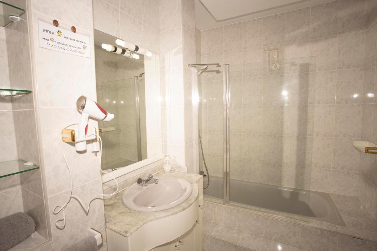 Twin Room Private Bathroom