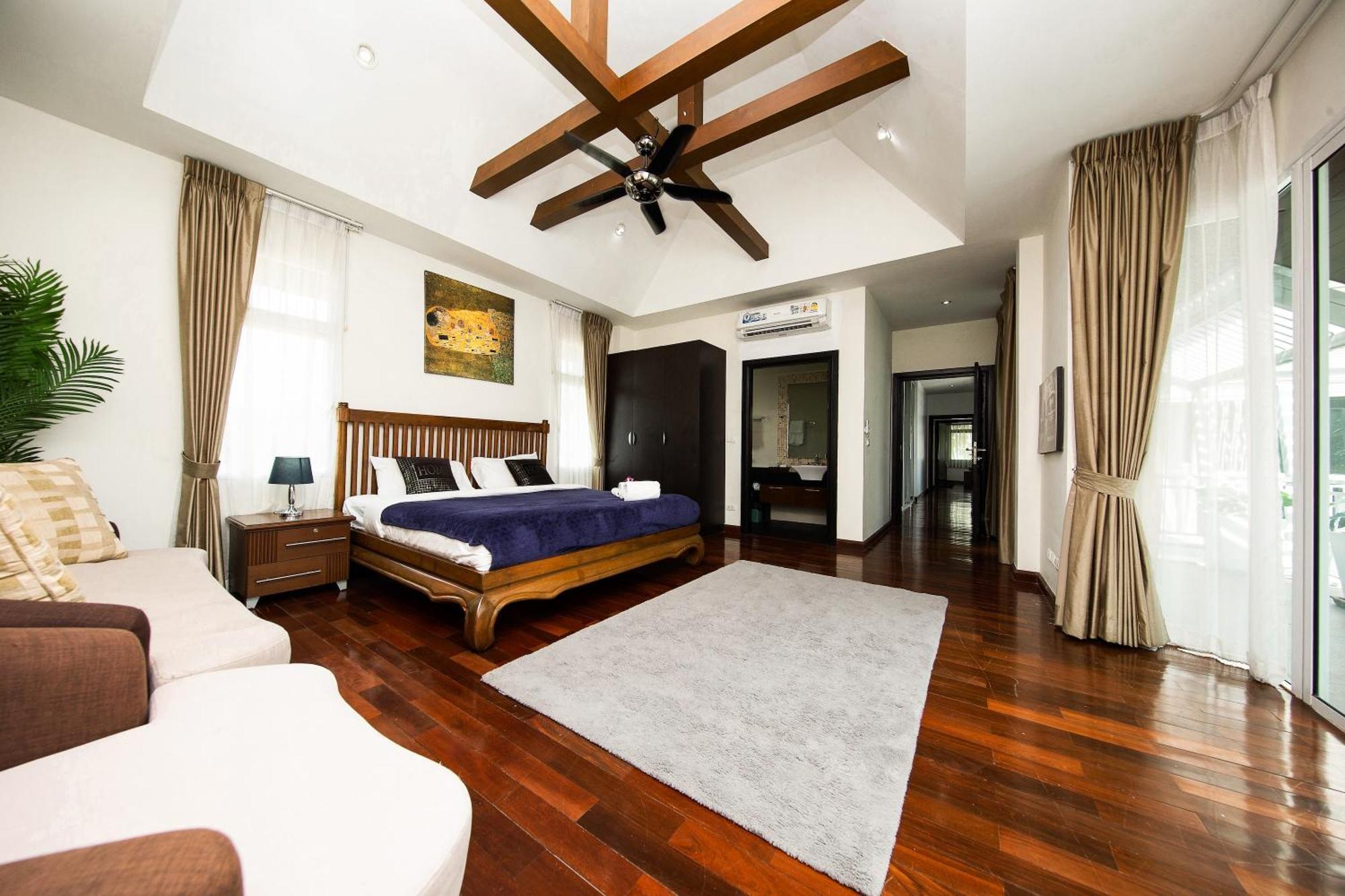 Six-Bedroom Villa Private Pool