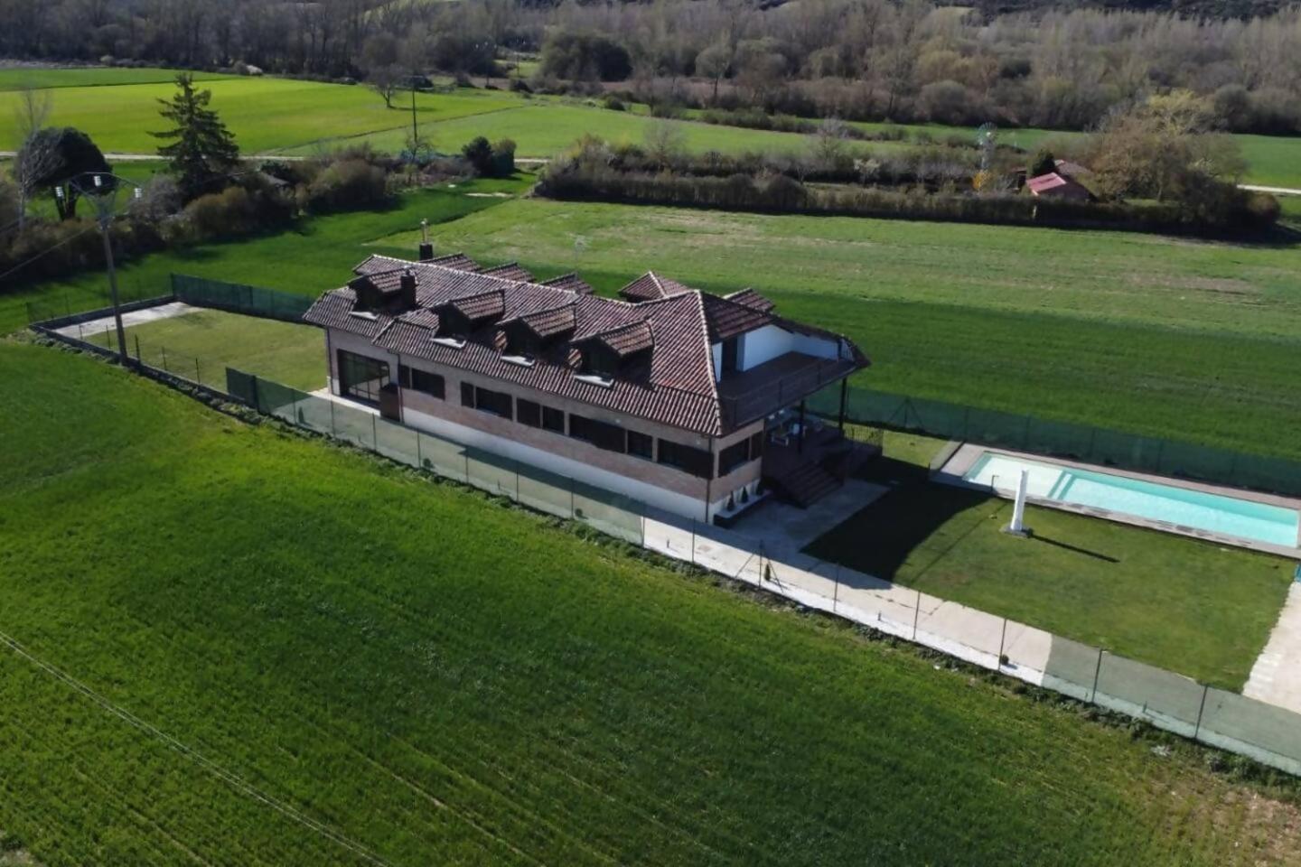 Six-Bedroom House,1672680941:JPEG