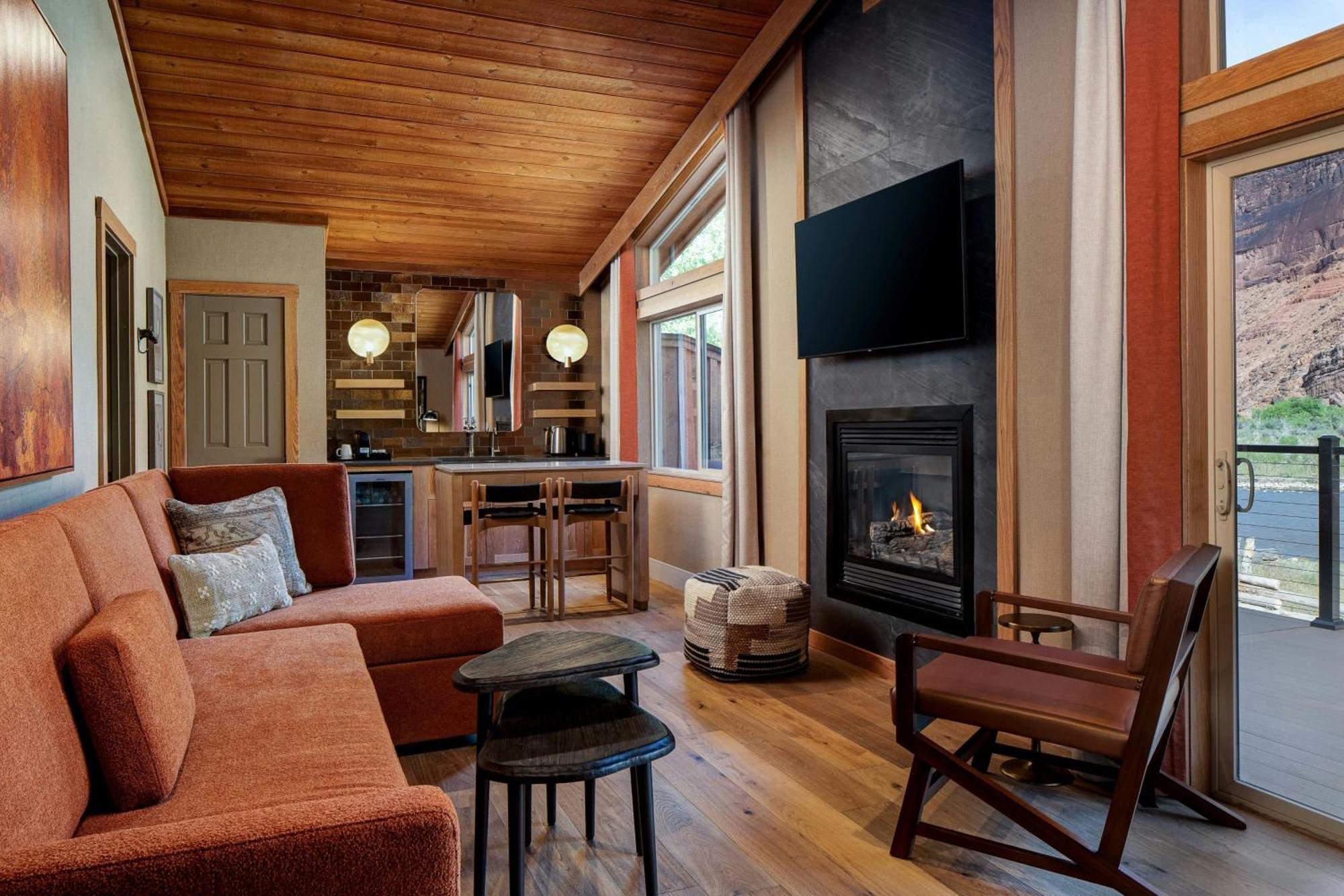 Riverfront Queen Cabin Two Bedroom Suite