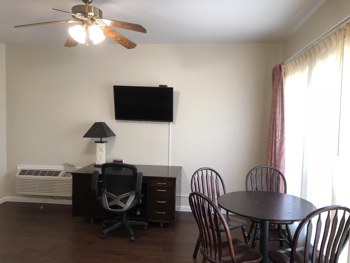 Deluxe King Suite,664618299:JPEG