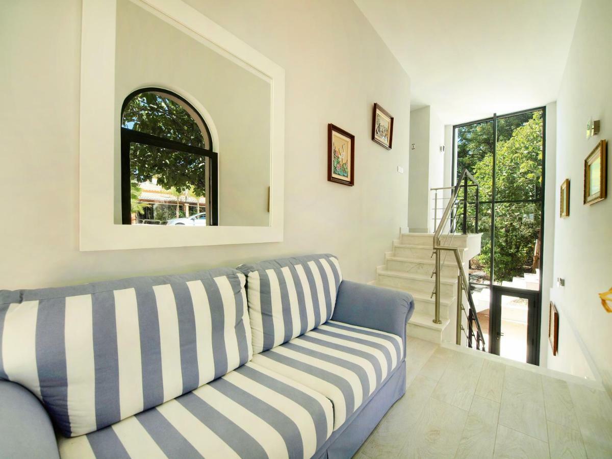 Deluxe One-Bedroom Apartment