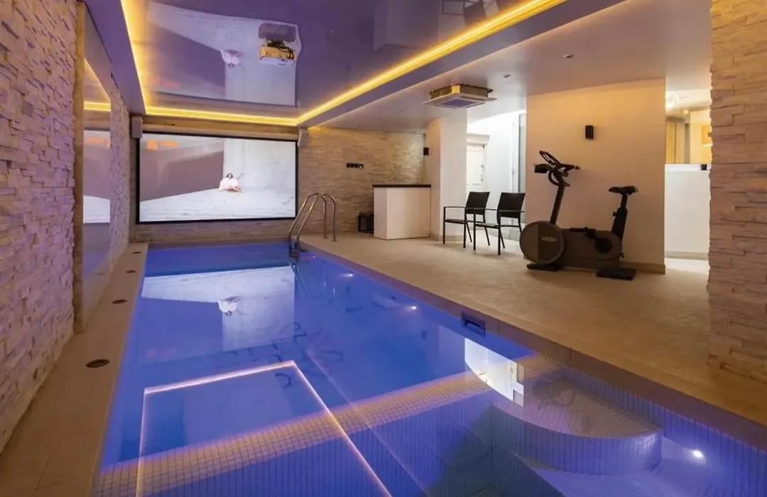 Luxury Presidential 4 Bedrooms, Pool, Spa & Gym-1