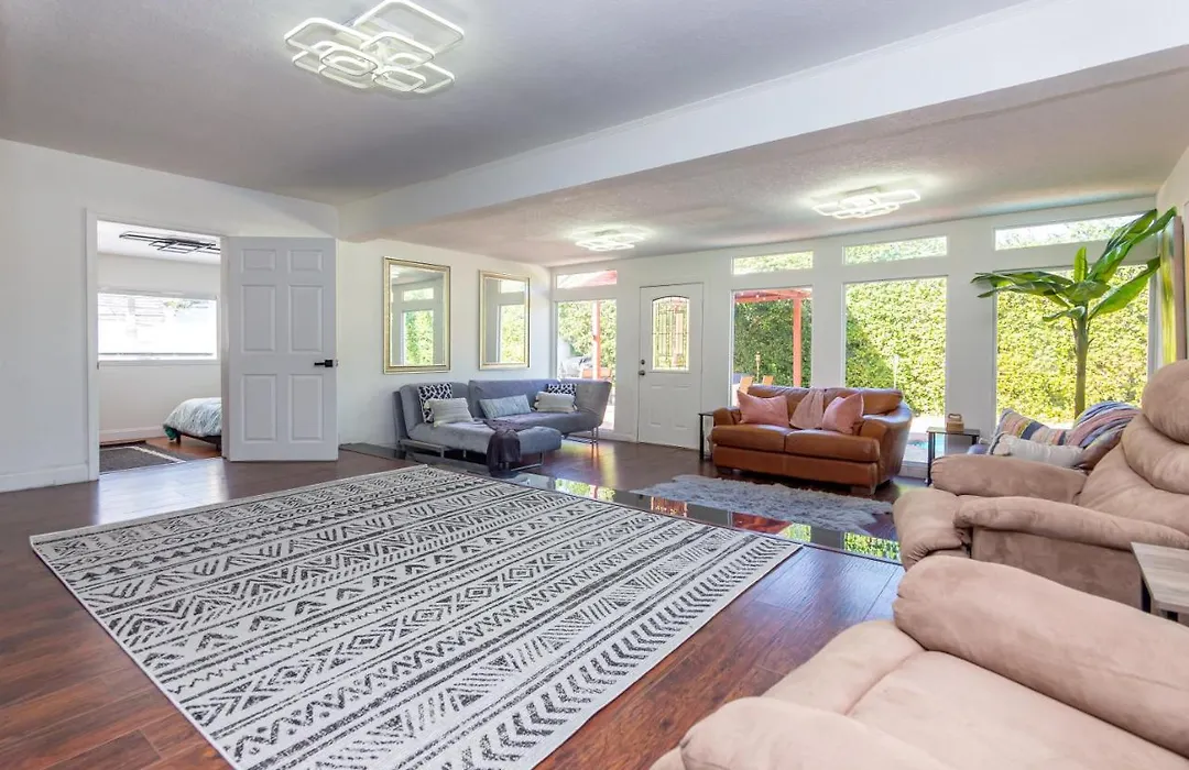 Exquisite Miami Villa - 5 Bedrooms, 2 Bathrooms, And A Grand Pool-1