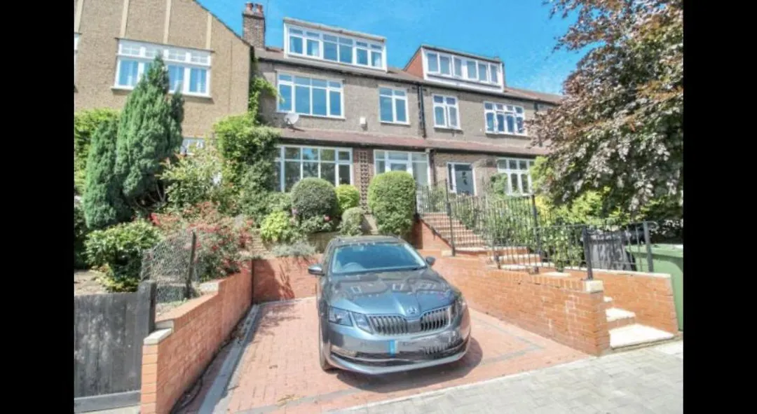 Four Bedroom. Town House With Driveway-1