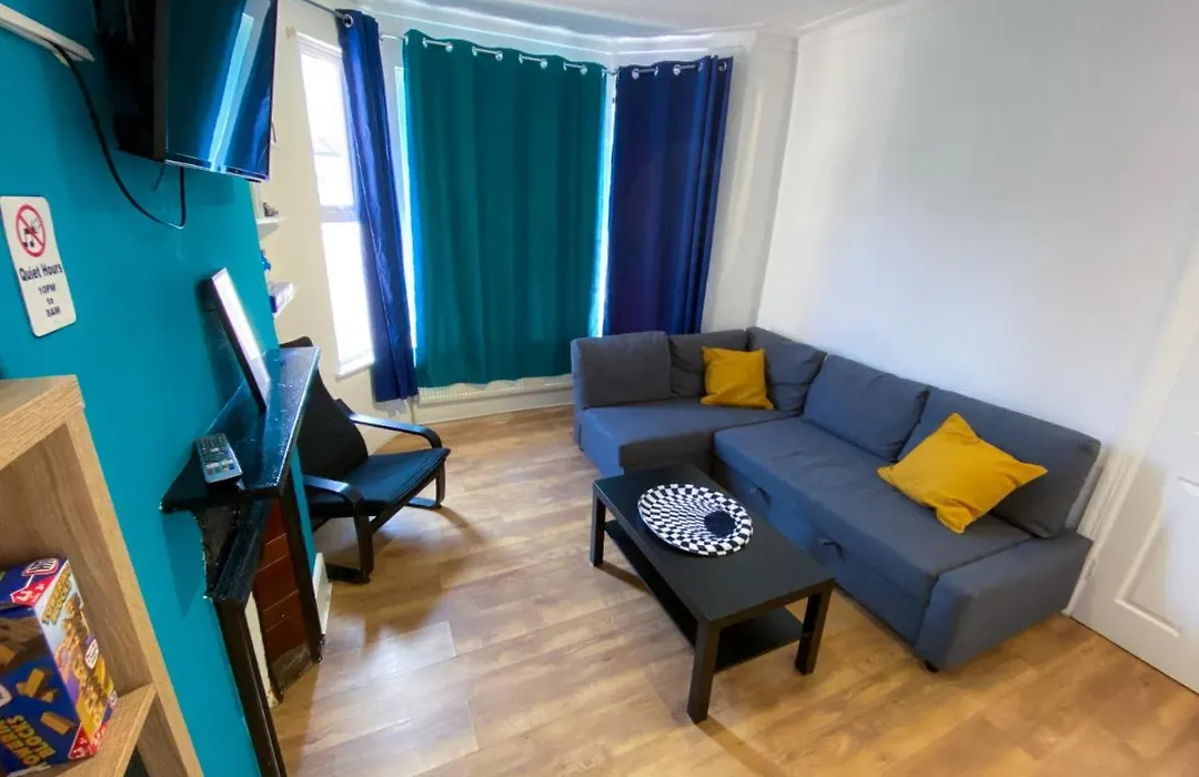 4 Bedroom House Parking & Garden Near Central London-1