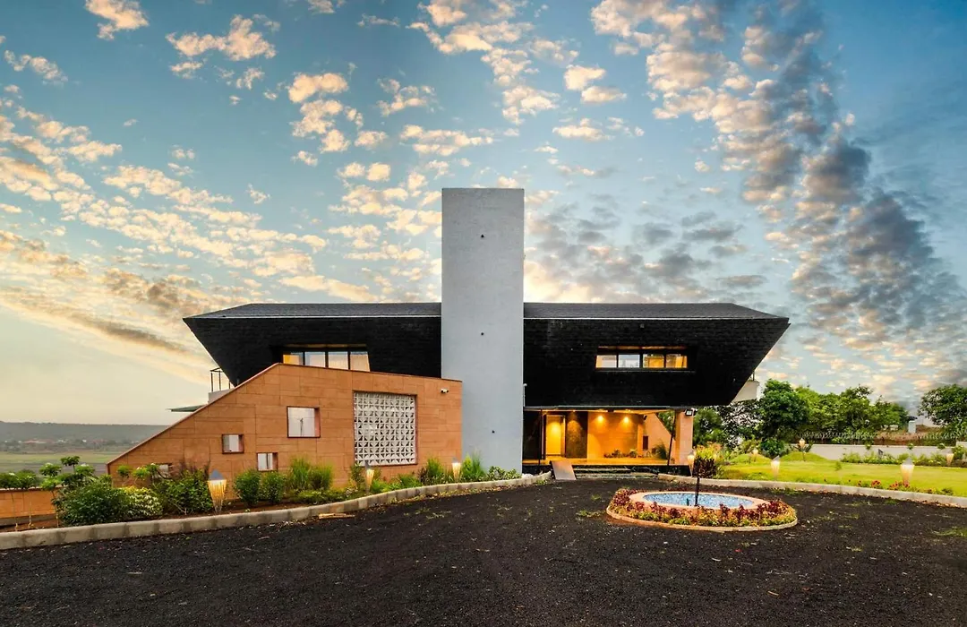 Pearl Lakeview Mansion: Luxurious Lakeside Villa with Infinity Pool and Entertainment-1