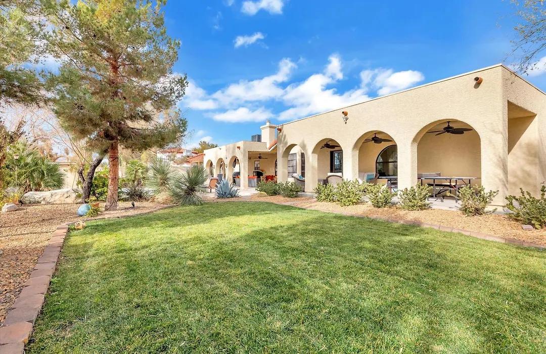 Ranch Villa 1 Level On Half Acre 8-Min From Strip-1