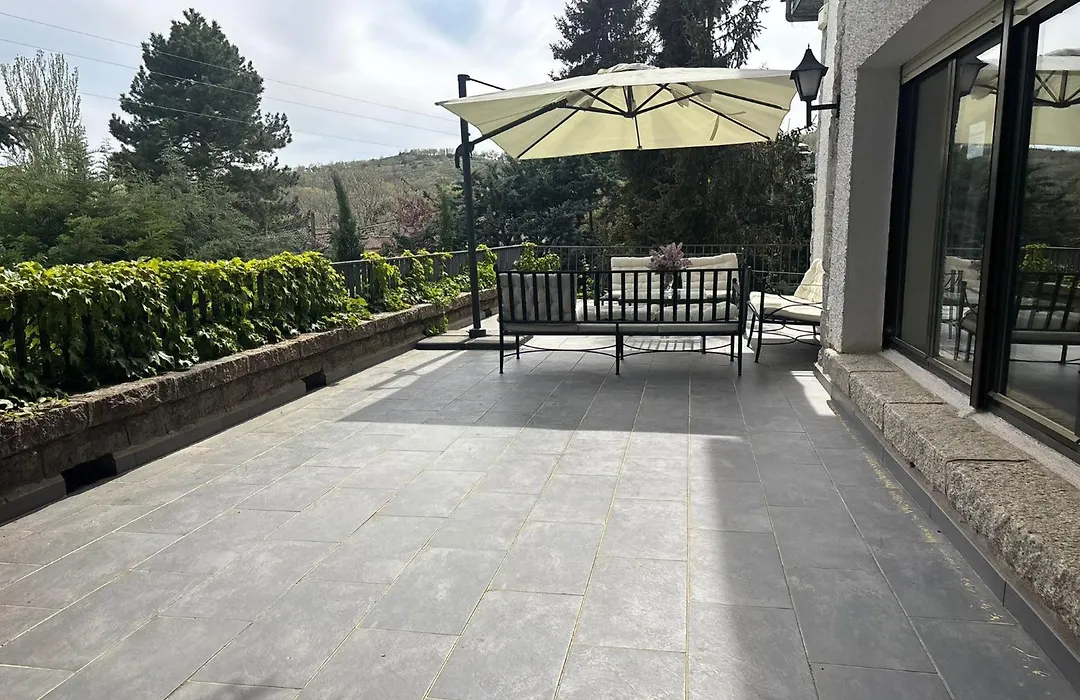 Los Cedros, gran chalet con piscina y apartamento en Navacerrada-1