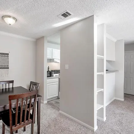 Spacious Midland Getaway With Balcony-2