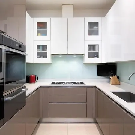 Luxury Presidential 4 Bedrooms, Pool, Spa & Gym-2