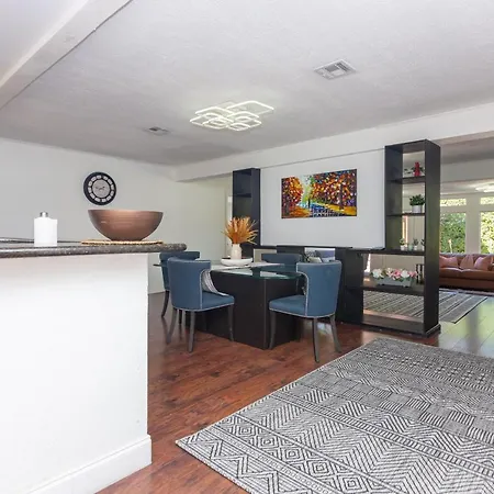 Exquisite Miami Villa - 5 Bedrooms, 2 Bathrooms, And A Grand Pool-2