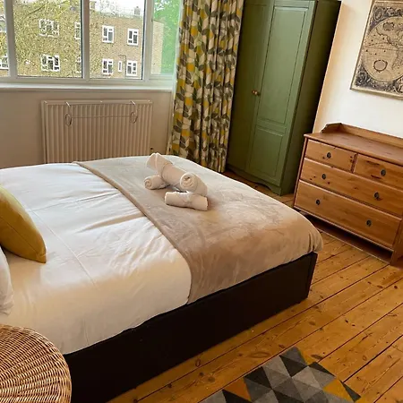 Four Bedroom. Town House With Driveway-3