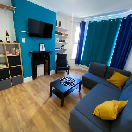 4 Bedroom House Parking & Garden Near Central London-3