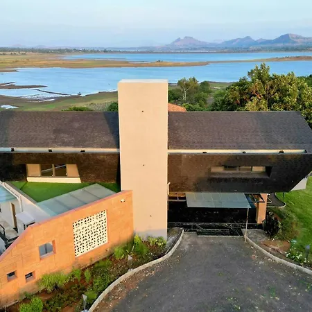 Pearl Lakeview Mansion: Luxurious Lakeside Villa with Infinity Pool and Entertainment-2