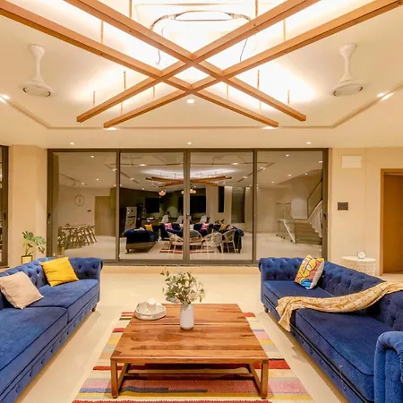 Pearl Lakeview Mansion: Luxurious Lakeside Villa with Infinity Pool and Entertainment-3