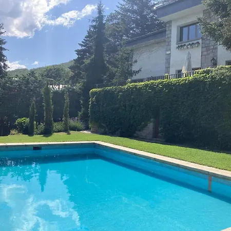 Los Cedros, gran chalet con piscina y apartamento en Navacerrada-3