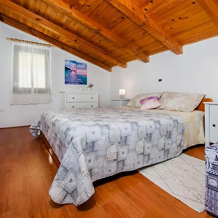 Holiday House Magica-2