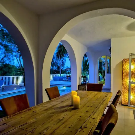 Luxury Villa With Swimming Pool And Jacuzzi-3