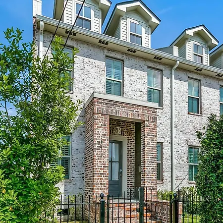 Modern, Spacious Townhouse With Luxury Amenities-3
