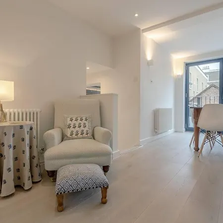 Stunning 3 Bedroom Apartment In South London-3