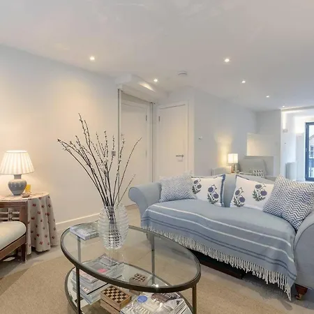 Stunning 3 Bedroom Apartment In South London-2