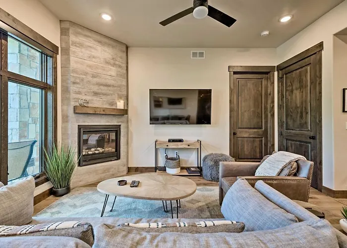Luxe Canyons Condo W/ Golf Course Views!