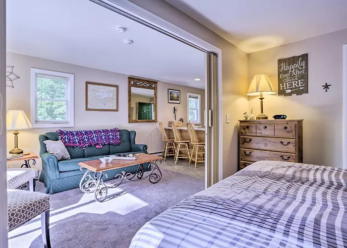 Lake Getaway: Walk Across Street To Private Beach!
