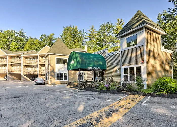 Lake Getaway: Walk Across Street To Private Beach!