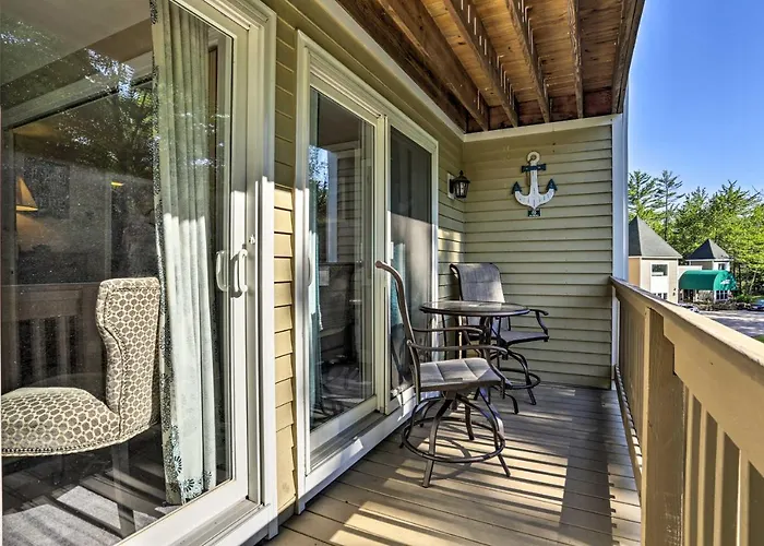 Lake Getaway: Walk Across Street To Private Beach!