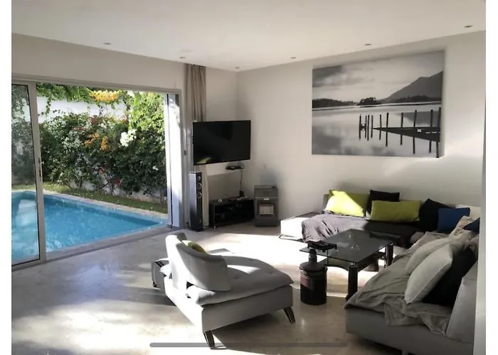 Villa moderne avec piscine, front de mer