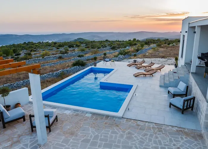 Villa Zlatno Sunce In The Hills Near Trogir