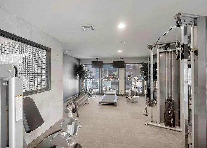 Spacious Midland Getaway With Balcony