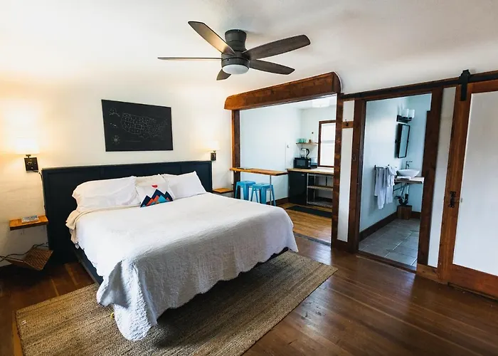 Left Coast Lodge - Pet Friendly