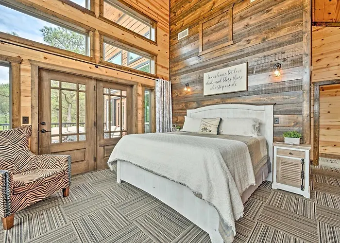 Modern Cabin With Hot Tub And Panoramic Views!