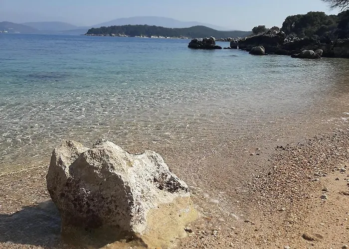 Villa Petrino - Central Flat Location Within Kassiopi. Sleeps 8