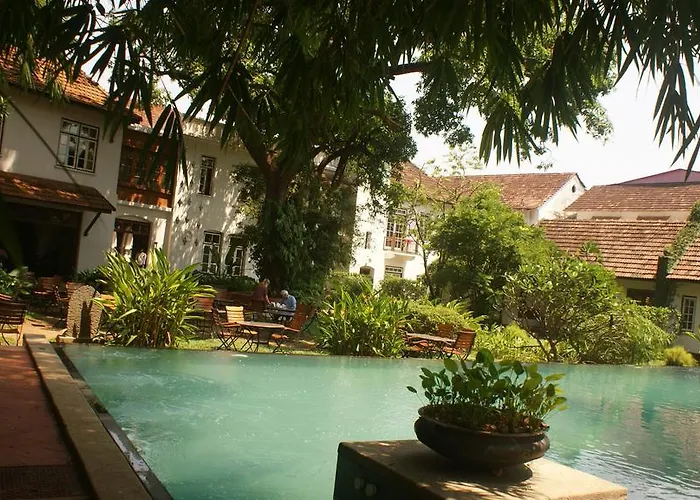 Hotel near College: Old Harbour Hotel