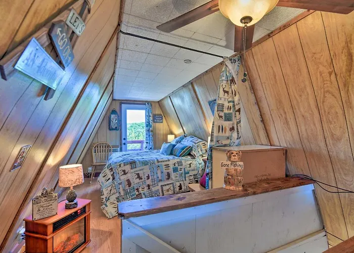 Steps To Lake! Charming Cabin: Pool Access & Decks