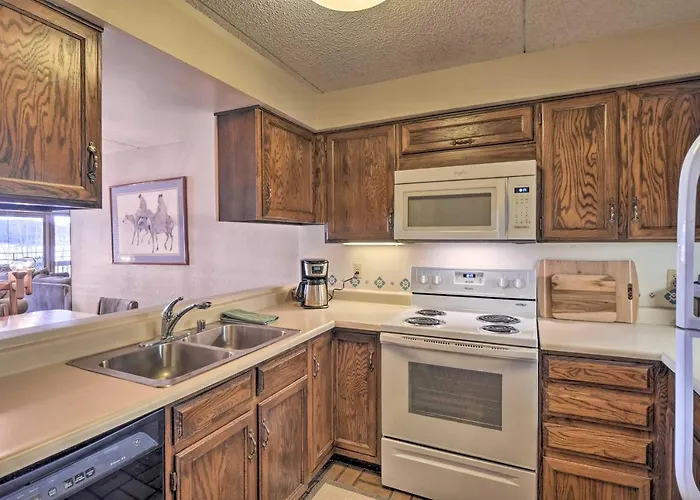 7 Mi To Keystone Resort: Condo W/ Hot Tub & Pool