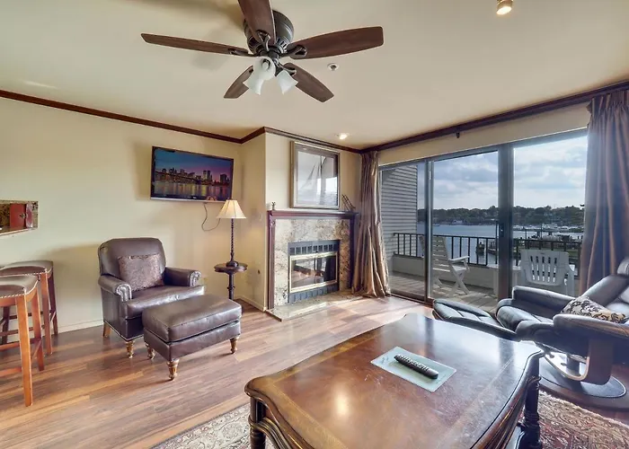 239 Edgewater Inn