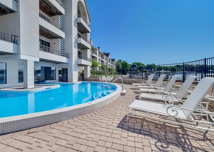 239 Edgewater Inn