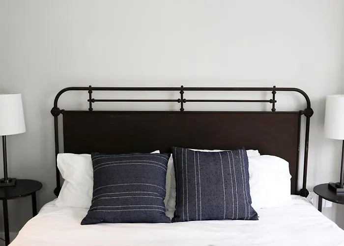 Blackswan - Rosemary Sq - Bohemian Loft With Balcony