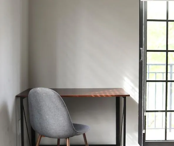 Blackswan - Rosemary Sq - Bohemian Loft With Balcony