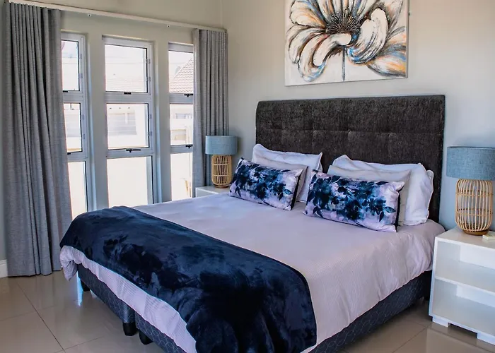 Exclusive Poolside Villa, Humewood